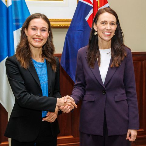 Sanna Marin und Jacinda Ardern geben sich die Hand