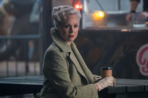 Gwendoline Christie in ihrer Rolle als Larissa Weems sitzt mit Kaffeebecher an einem Picknick-Tisch