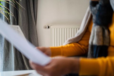Ein Mann hält die Rechnung zum steigenden Gaspreis in der Hand