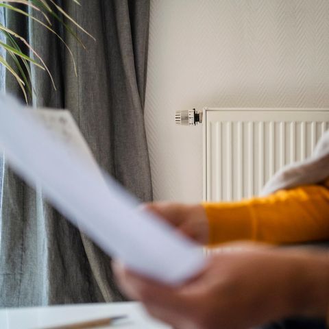 Ein Mann hält die Rechnung zum steigenden Gaspreis in der Hand
