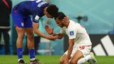 US-Boy Antonee Robinson und Irans Abolfazl Jalali klatschen nach dem Spiel ab. Später nahm der US-Profi den Rotz und Wasser weinenden Iraner Ramin Rezaeian lange in den Arm, wie man es selten sieht. So soll es sein und könnte auch als Vorbild dienen – für die angespannte politische Beziehung beider Länder.