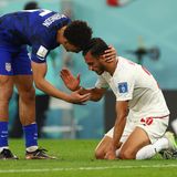 US-Boy Antonee Robinson und Irans Abolfazl Jalali klatschen nach dem Spiel ab. Später nahm der US-Profi den Rotz und Wasser weinenden Iraner Ramin Rezaeian lange in den Arm, wie man es selten sieht. So soll es sein und könnte auch als Vorbild dienen – für die angespannte politische Beziehung beider Länder.