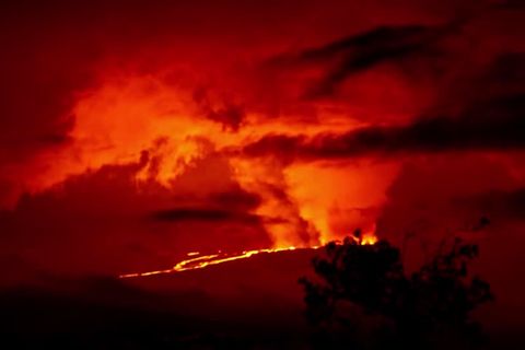 Video: Vulkanausbruch auf Hawaii: Der Himmel färbt sich rot