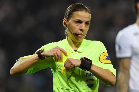 Schon im Alter von 19 Jahren pfiff die Französin Frappart erste Männerspiele im unterklassigen Bereich