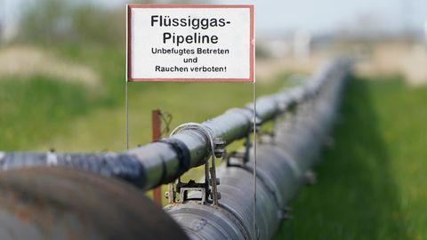 Blick auf eine Flüssiggas-Pipeline in Brunsbüttel, über die Gas aus Katar geliefert werden soll