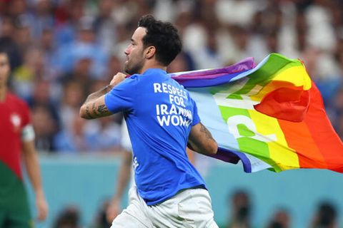 Flitzer bei WM in Katar mit Regenbogenfahne