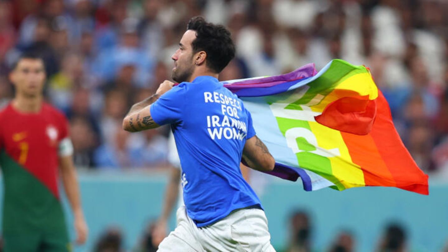 Flitzer mit Dreifach-Botschaft Flitzer bei WM in Katar mit Regenbogenfahne