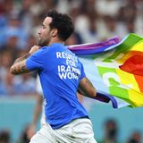 Flitzer bei WM in Katar mit Regenbogenfahne