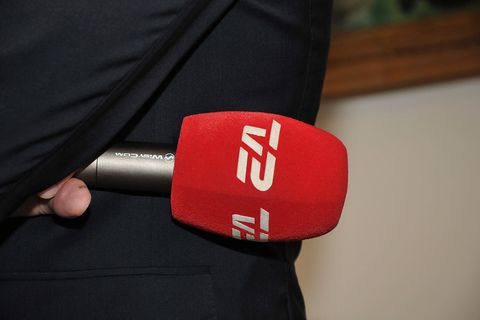 Ein Mikrofon des dänischen Senders TV2