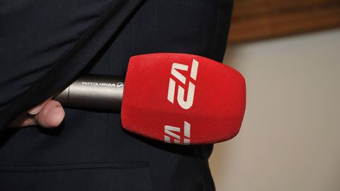 Ein Mikrofon des dänischen Senders TV2