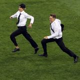 Zwei Flitzer werden von Ordner verfolgt