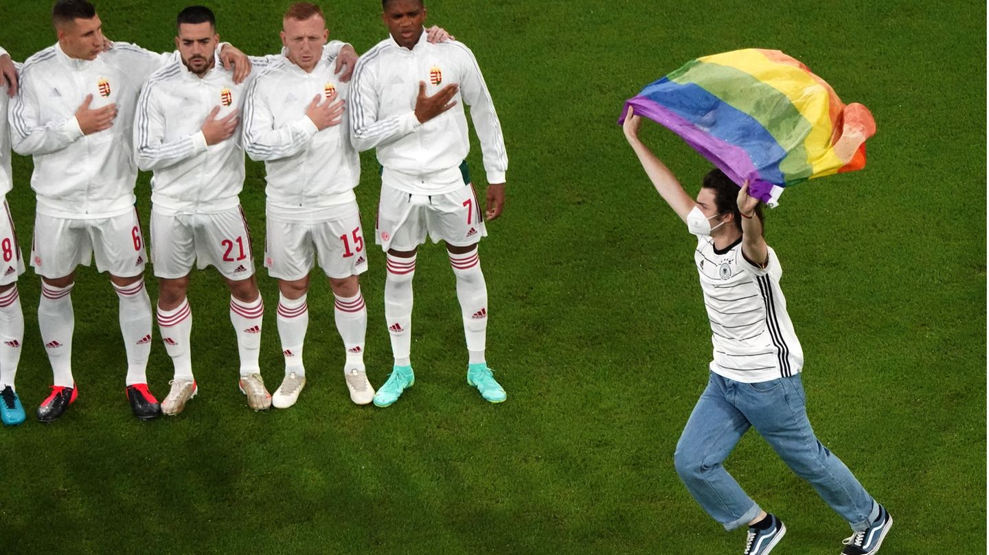 Regenbogenfahne in München Man mit Regenbogenfahne vor Ungarns Mannschaft