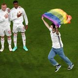 Man mit Regenbogenfahne vor Ungarns Mannschaft