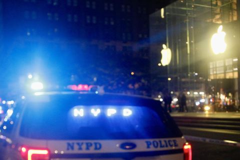 Der schicke Glas-Würfel des Apple Store an der 5th Avenue in New York ist berühmt. Erst im August hatte es dort einen Polizeieinsatz wegen Schusswaffengebrauchs gegeben.