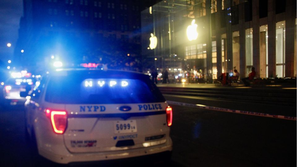 Der schicke Glas-Würfel des Apple Store an der 5th Avenue in New York ist berühmt. Erst im August hatte es dort einen Polizeieinsatz wegen Schusswaffengebrauchs gegeben.