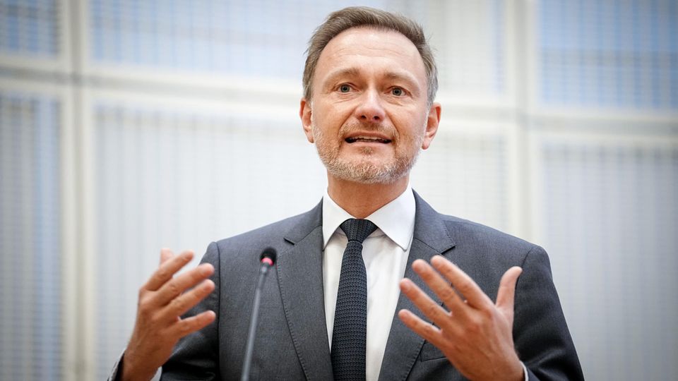 Christian Lindner steht an einem Pult und gestikuliert