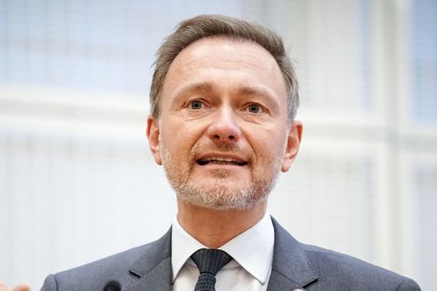 Christian Lindner steht an einem Pult und gestikuliert