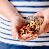 Eine Hand voll Nüsse