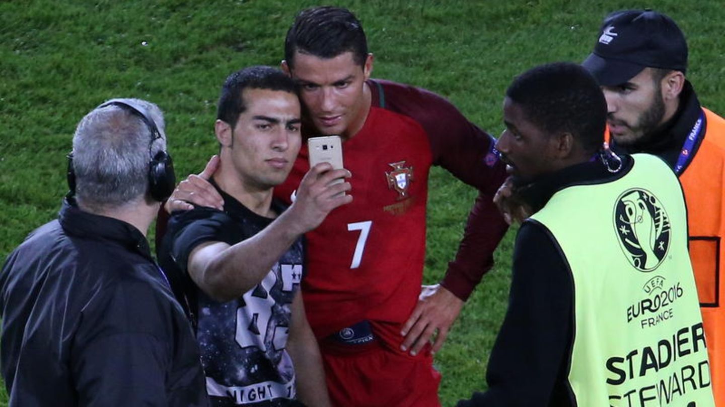 Der Selfie-Flitzer Fan neben Cristiano Ronaldo