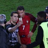 Fan neben Cristiano Ronaldo