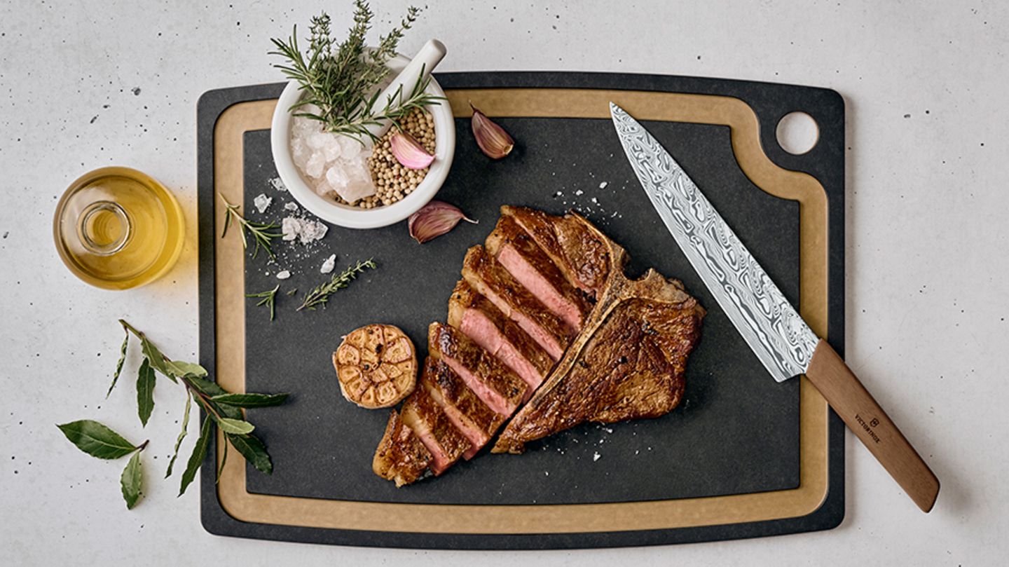 Elegant, unique, limited: Win the new Damascus carving knife from Victorinox