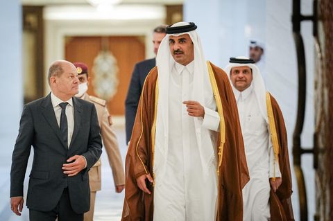 Katar, Doha: Bundeskanzler Olaf Scholz (l, SPD) und der Emir von Katar
