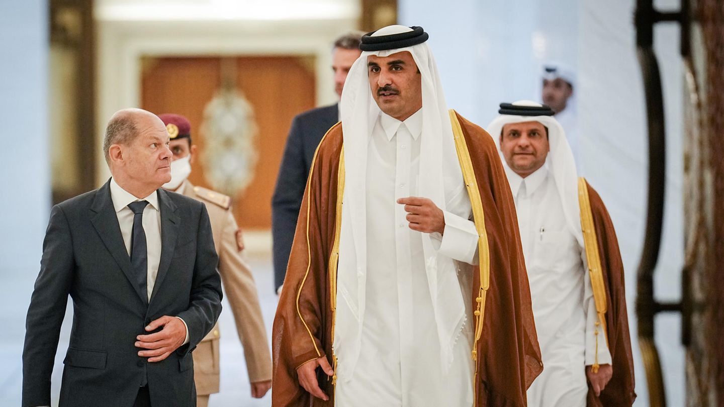 Katar, Doha: Bundeskanzler Olaf Scholz (l, SPD) und der Emir von Katar
