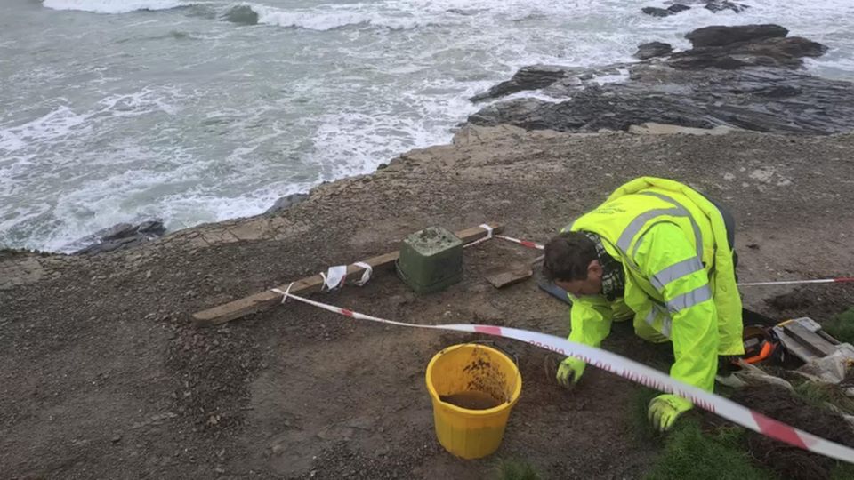 Experten untersuchten die menschlichen Überreste am Strand