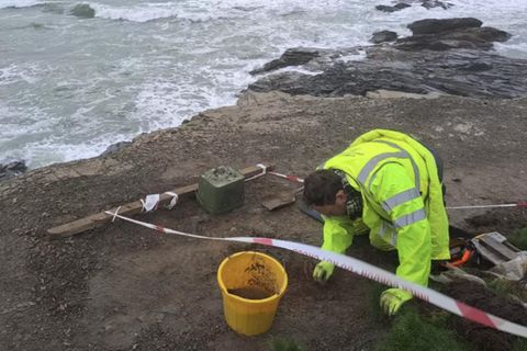 Experten untersuchten die menschlichen Überreste am Strand