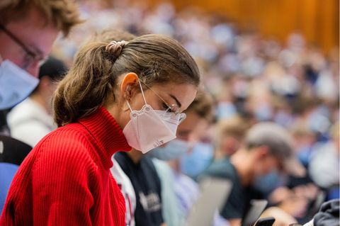 studentin im Hörsaal