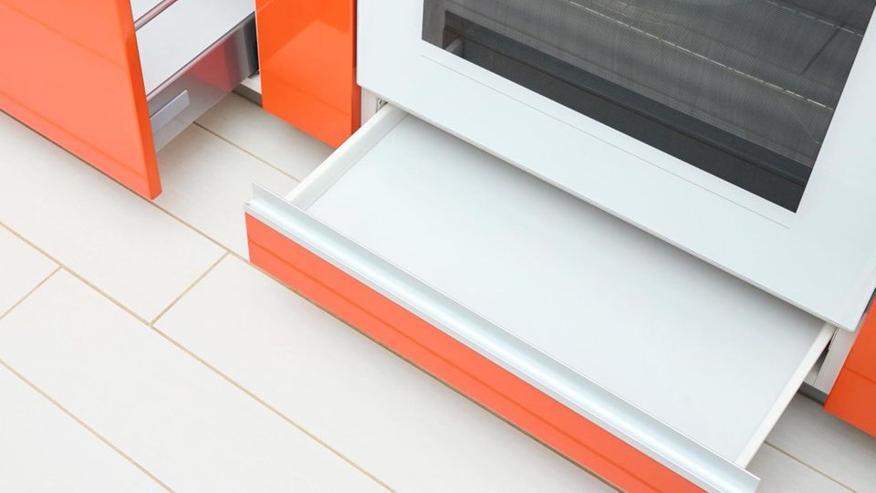 Schon gewusst: Diesen Zweck hat das Schubfach unter dem Backofen Schon gewusst: Diesen Zweck hat das Schubfach unter dem Backofen