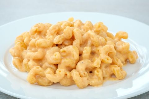 Macaroni und Käse auf Teller