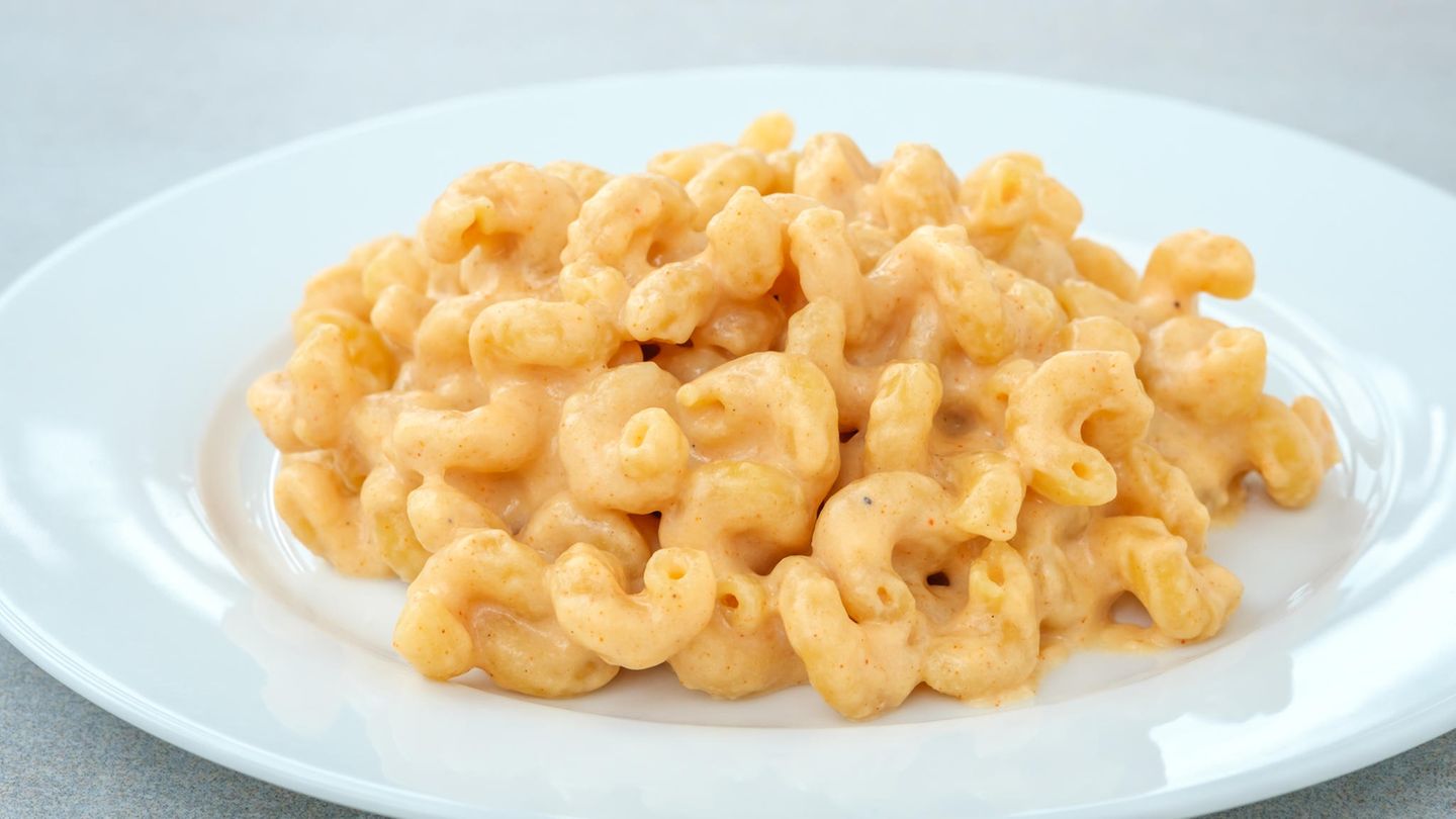 Macaroni und Käse auf Teller