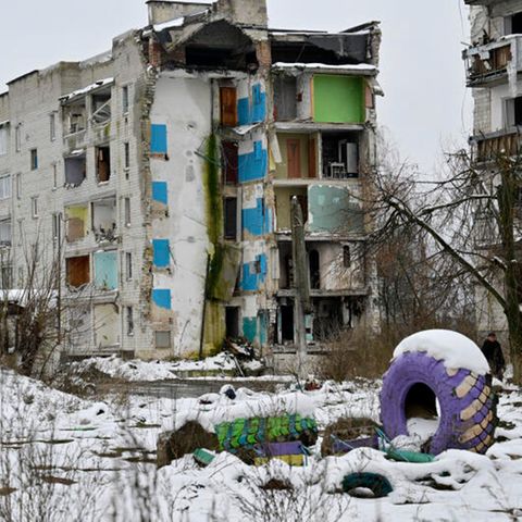 Borodjanka: Ein verlassener Spielplatz liegt verschneit vor zerstörten Gebäuden. Moskau darauf, dass das Verhältnis zwischen Kiew und seinen Verbündeten den Temperaturen entsprechend abkühlt