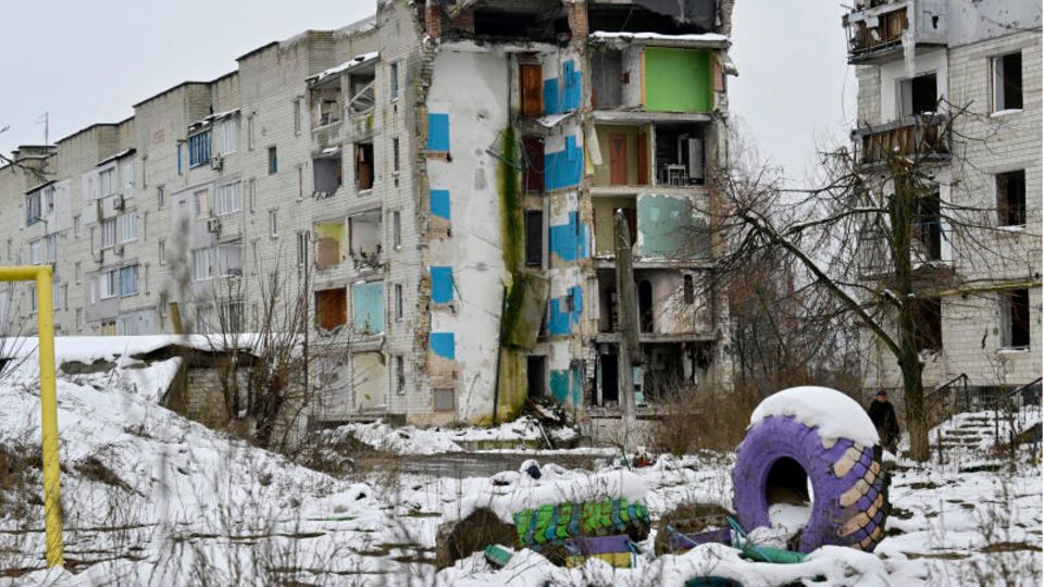 Borodjanka: Ein verlassener Spielplatz liegt verschneit vor zerstörten Gebäuden. Moskau darauf, dass das Verhältnis zwischen Kiew und seinen Verbündeten den Temperaturen entsprechend abkühlt