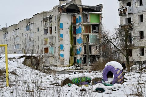 Borodjanka: Ein verlassener Spielplatz liegt verschneit vor zerstörten Gebäuden. Moskau darauf, dass das Verhältnis zwischen Kiew und seinen Verbündeten den Temperaturen entsprechend abkühlt