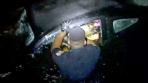 Ohne zu zögern: US-Cop springt in Kanal und rettet Frau aus sinkendem Auto