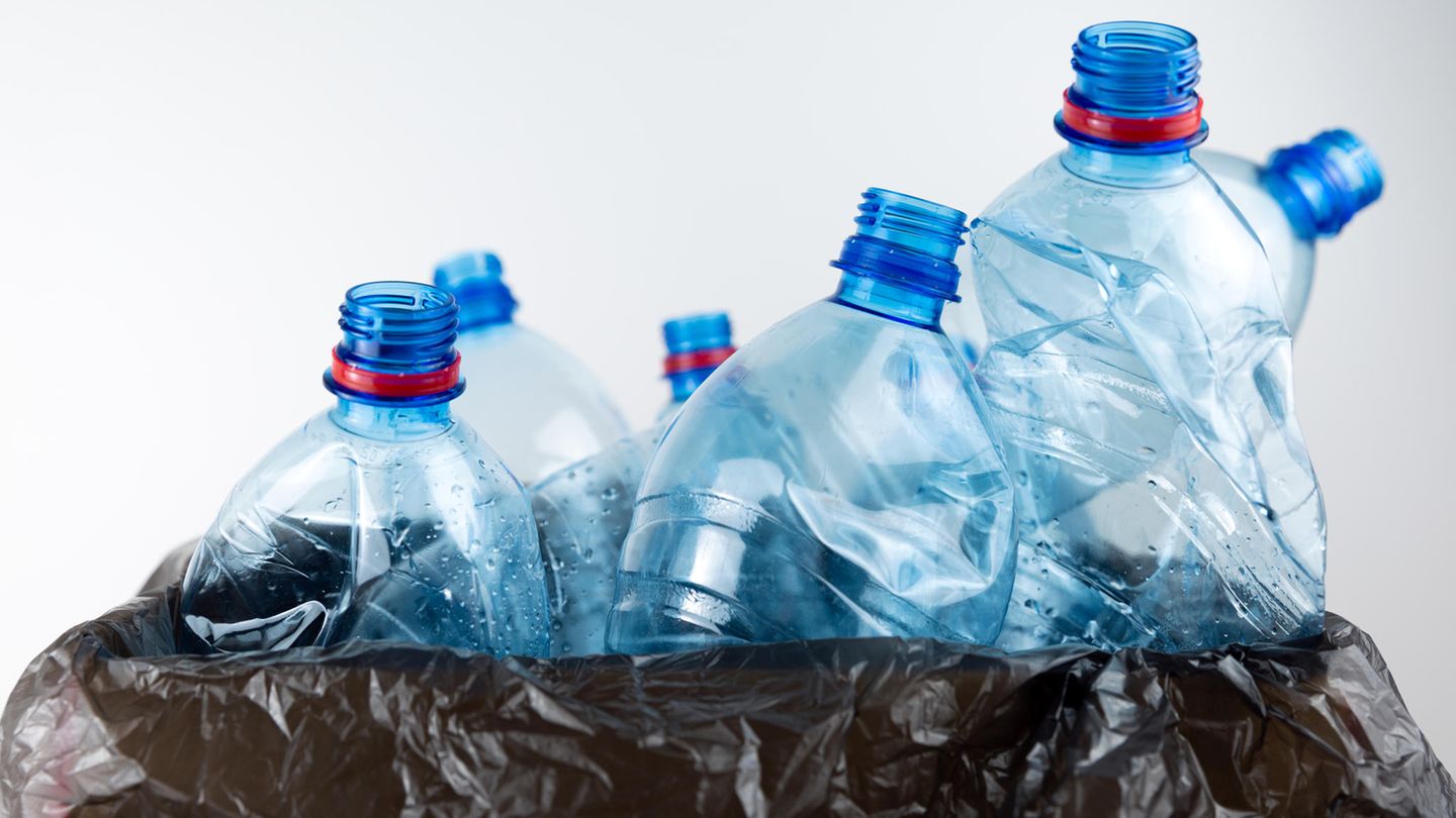Plastikflaschen ragen aus schwarzem Müllbeutel Plastikflaschen ragen aus schwarzem Müllbeutel