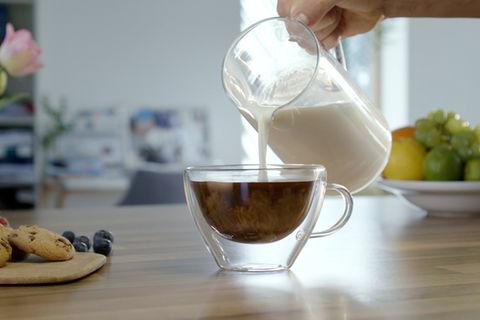 Kaffee mit Milch – Studie zeigt, dass gesudheitsfördernde Maßnahmen nachlassen