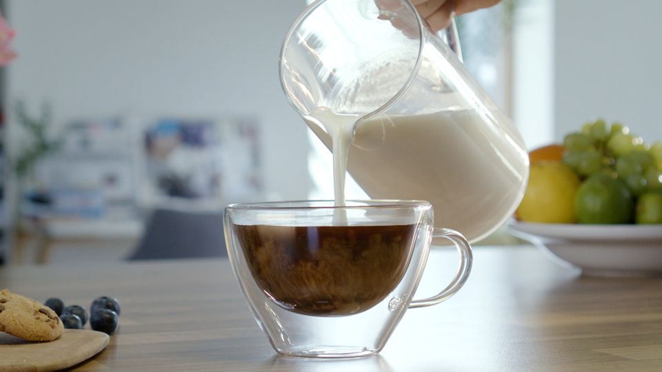 Kaffee mit Milch – Studie zeigt, dass gesudheitsfördernde Maßnahmen nachlassen