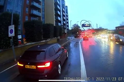 Verkehrsinspektor äußert sich: Auto parkt auf Fahrradweg: Radfahrer pöbelt – und erkennt die Polizisten in Zivil zu spät