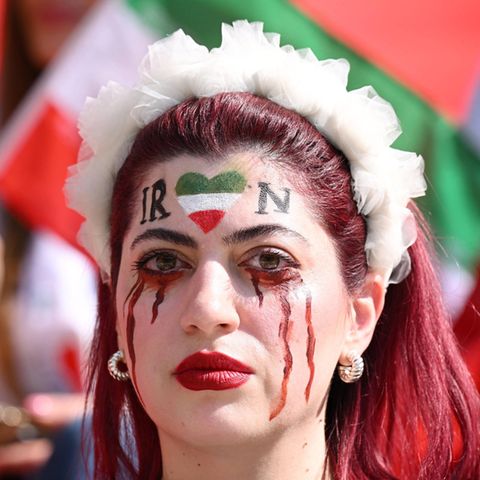 Eine Iranerin hat sich bei der WM 2022 Bluttränen ins Gesicht geschminkt, um auf die Situation in ihrem Land aufmerksam zu machen