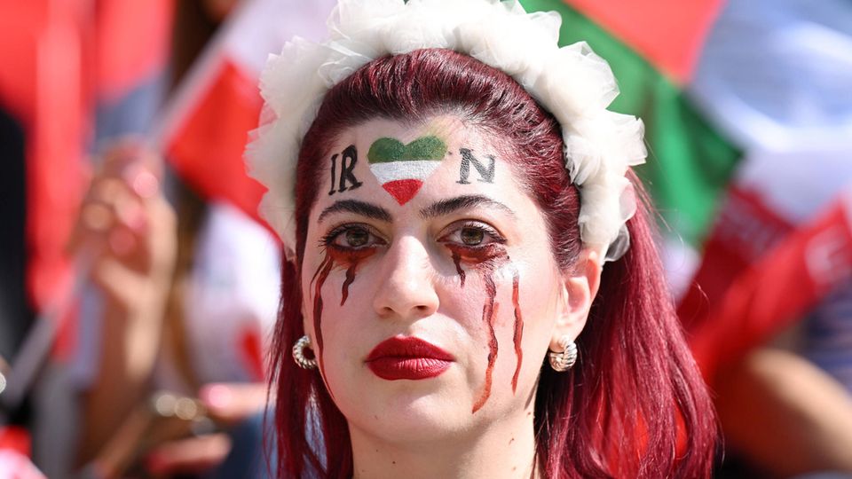 Eine Iranerin hat sich bei der WM 2022 Bluttränen ins Gesicht geschminkt, um auf die Situation in ihrem Land aufmerksam zu machen