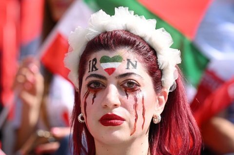 Eine Iranerin hat sich bei der WM 2022 Bluttränen ins Gesicht geschminkt, um auf die Situation in ihrem Land aufmerksam zu machen