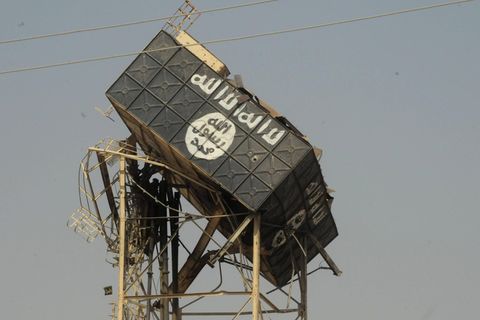 Ein beschädigter Wasserturm mit dem Zeichen des Islamischen Staats im Nordirak