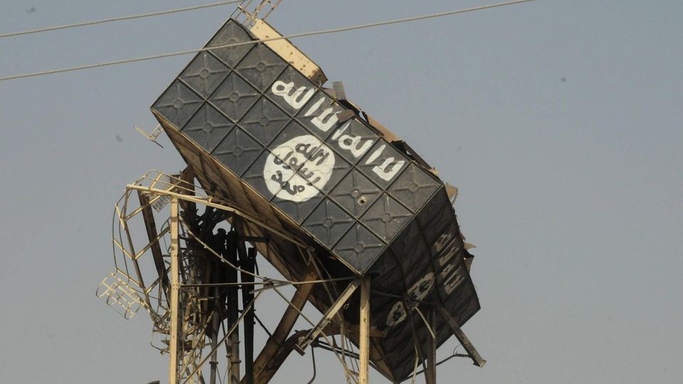Ein beschädigter Wasserturm mit dem Zeichen des Islamischen Staats im Nordirak