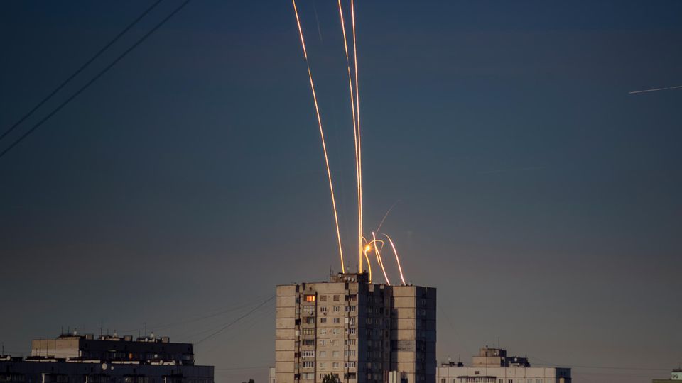 Russische Raketen sind in der Morgendämmerung in Charkiw, Ukraine zu sehen