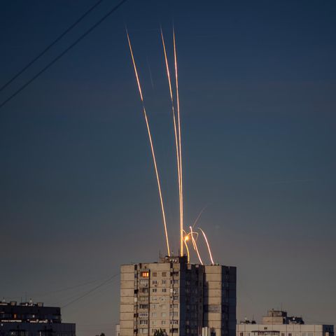 Russische Raketen sind in der Morgendämmerung in Charkiw, Ukraine zu sehen
