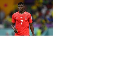 Der Schweizer Nationalspieler Breel Embolo verfolgt das Spielgeschehen