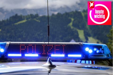 Mit Blaulicht und der Anzeige "Polizei· steht ein Polizeifahrzeug bei einer Verkehrskontrolle
